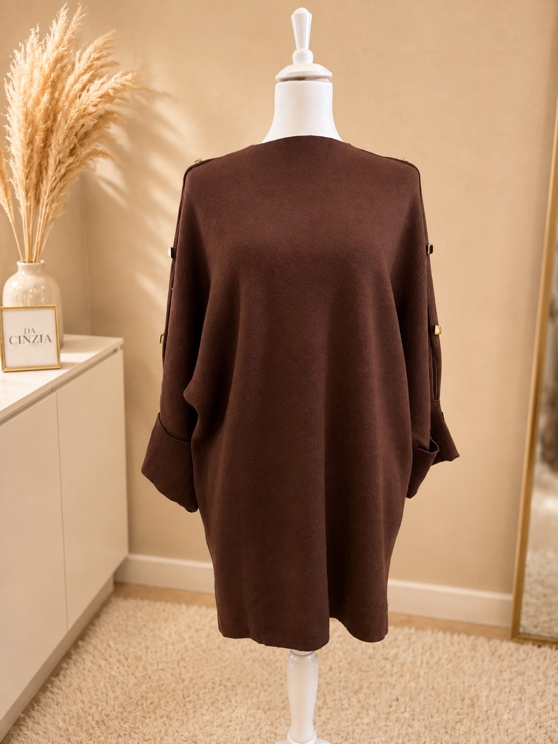 Pull boutons dorés Orazio L&A chocolat oversize mannequin