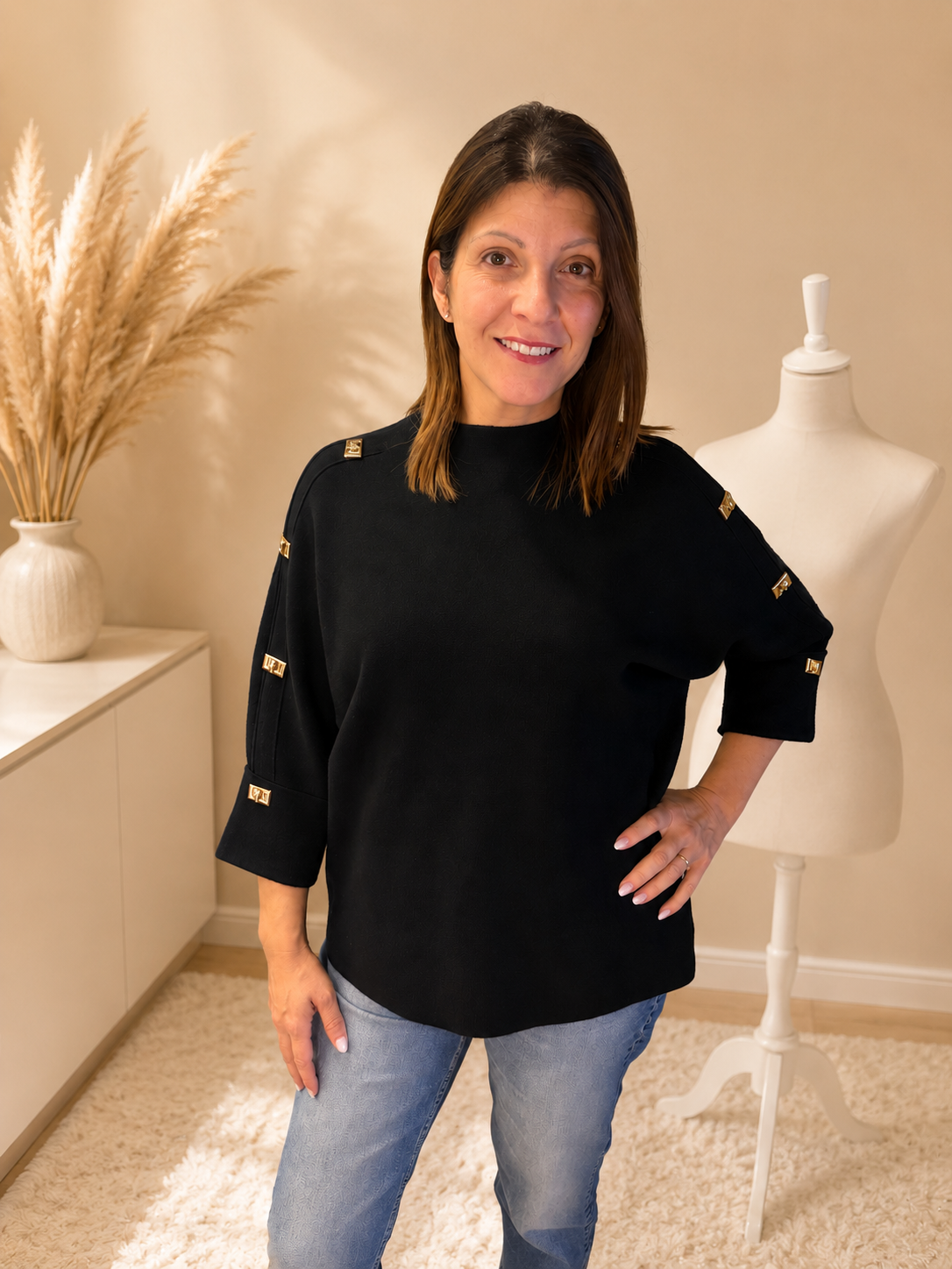 Pull boutons dorés Orazio L&A noir détail boutons carrés dorés manches