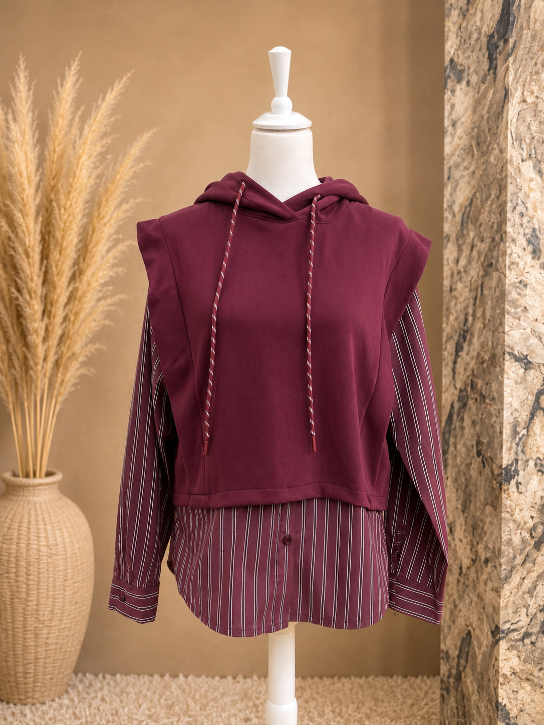 Pull chemise Dual Raya bordeaux mannequin face capuche cordon torsadé