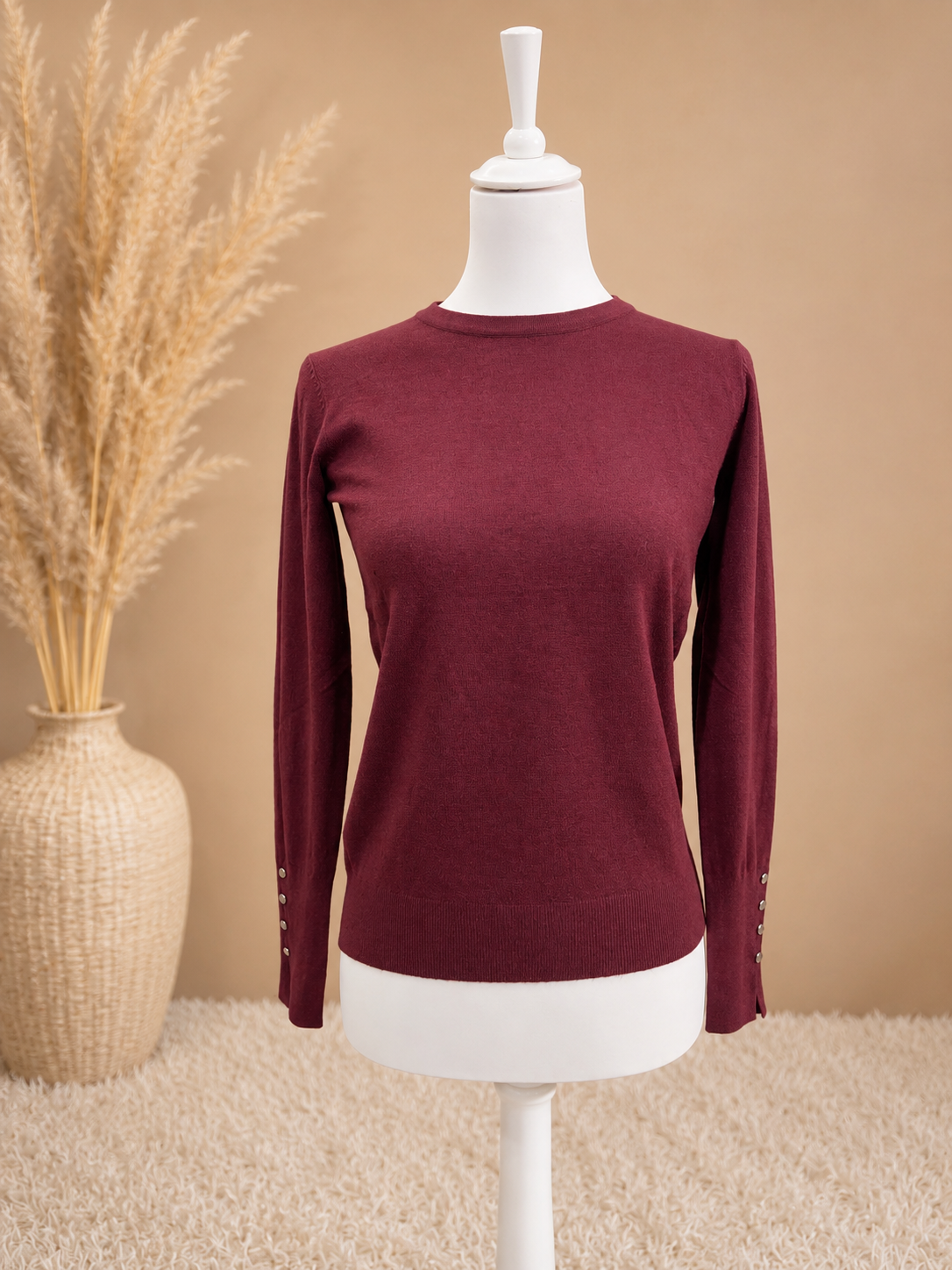 Pull boutons dorés Camia bordeaux col rond mannequin