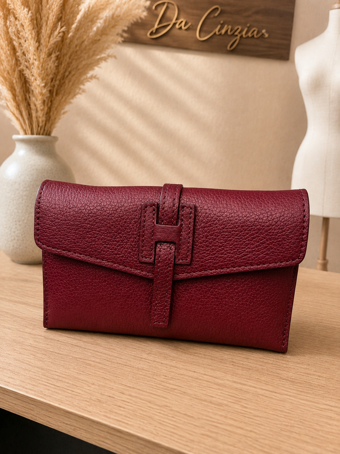 Portefeuille bandoulière Capri Miss-Terre bordeaux cuir grainé fermoir H