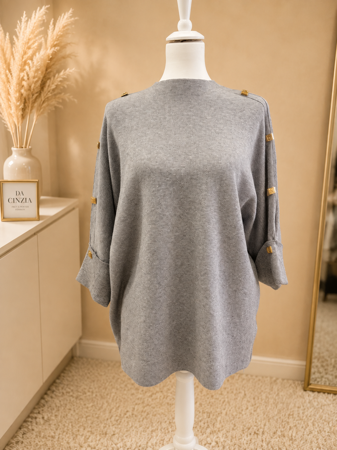 Pull boutons dorés Orazio L&A noir porté sourire