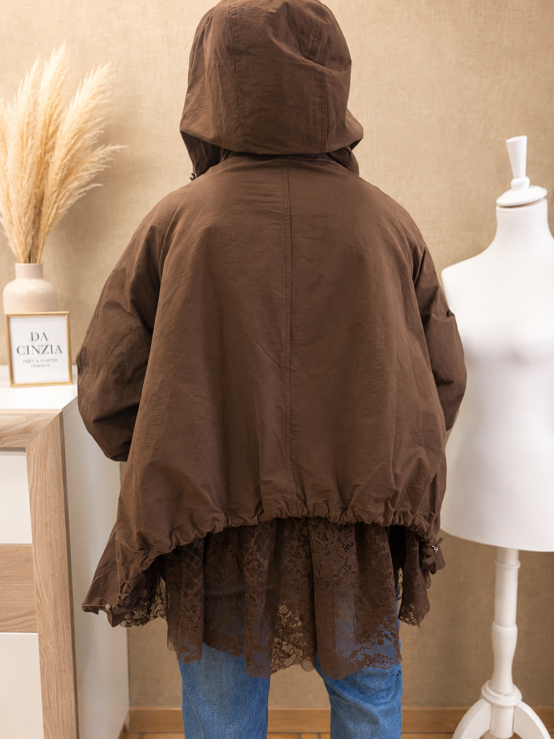 Veste capuche dentelle Fiora chocolat dos large volant dentelle complet